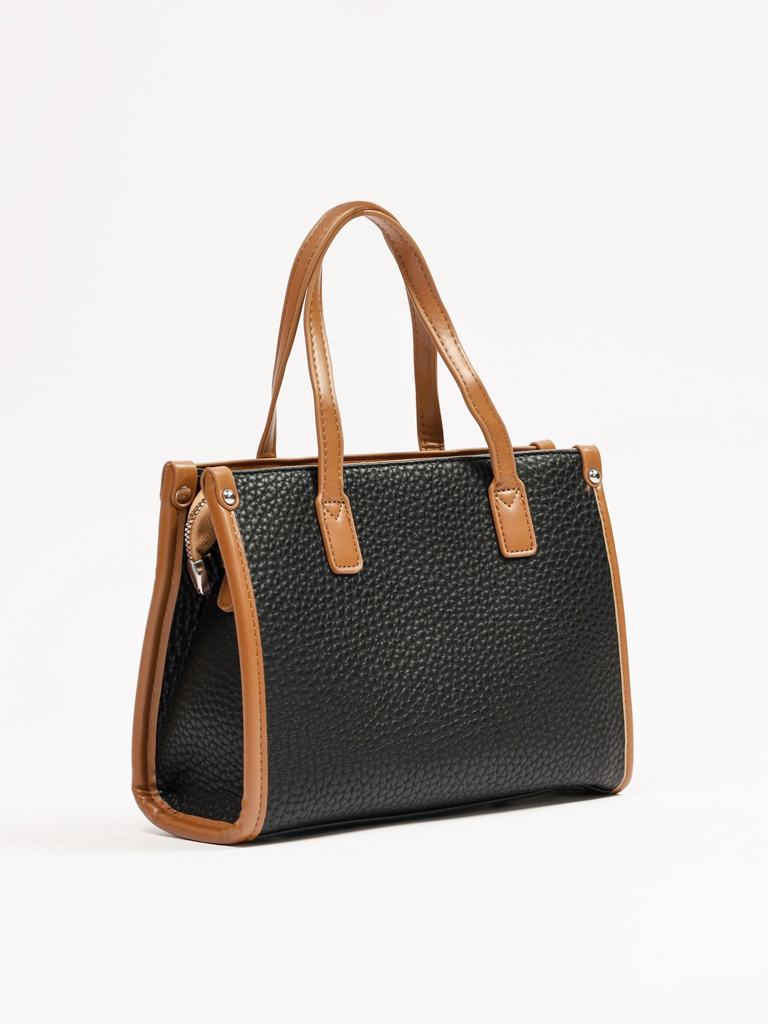 Сумка-тоут с декоративным брелком в ассортименте